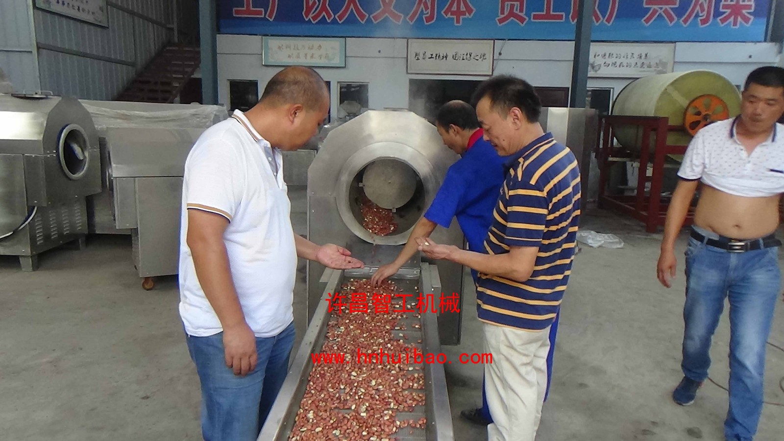 炒制花生.jpg 炒制花生.jpg